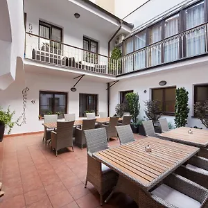 לינה וארוחת בוקר Old House, פראג